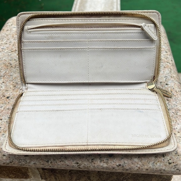 MICHAEL Kors Hamilton Traveler Logo Print Zip Around Wallet with Gold Lock LG 8” - Picture 3 of 3